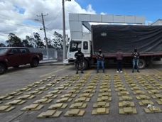 476 kilos de marihuana ocultos en un camión son decomisados durante operativo policial en Carchi.