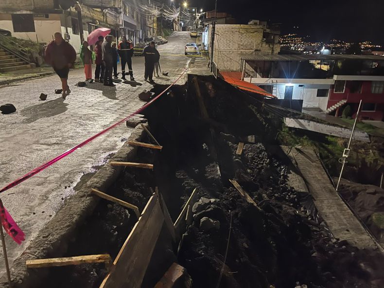 El deslizamiento de un talud en las calles Taura y Macuchi obligó al cierre de la vía en ambos sentidos. El sector amaneció sin energía eléctrica.