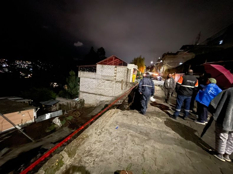 El colapso de un muro de contención en Guajaló, al sur de Quito, provocó daños en una vivienda tras las fuertes lluvias del lunes 19 de octubre.