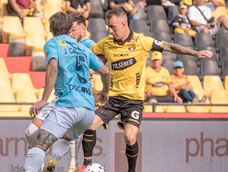 Barcelona SC (amarillo) rescató un empate agónico ante la Universidad Católica en el hexagonal final de la LigaPro.