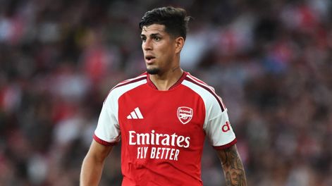 Piero Hincapié en un partido con el Arsenal en la temporada 26/27.
