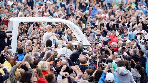El papa León XIV saluda a los fieles durante su audiencia general semanal, en la Ciudad del Vaticano, el 21 de octubre de 2026. El papa León XIV saluda a los fieles durante su audiencia general semanal, en la Ciudad del Vaticano, el 21 de octubre de 2026.