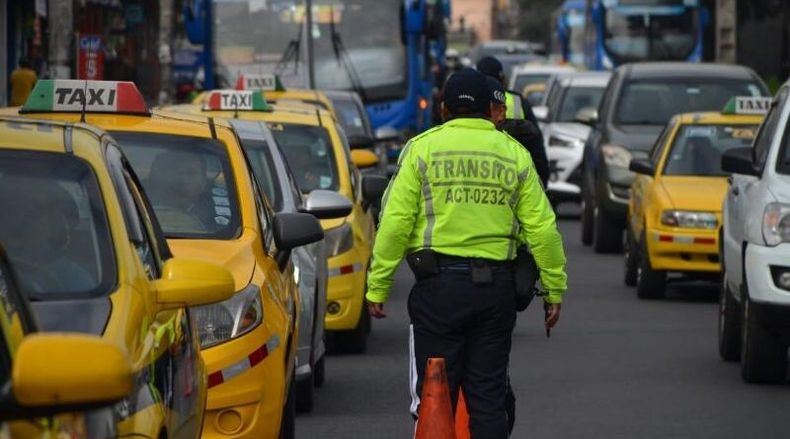 Imagen referencial de un agente de la AMT en Quito.