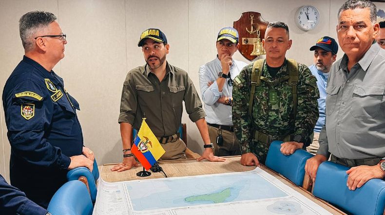 Abelardo de la Espriella, presidente de Colombia (centro), charla en el buque ARC-Isaac Bechara junto a un grupo de oficiales y el ministro de Defensa, Jorge Eduardo Mora (der.), durante su visita del 18 de octubre de 2026 en San Andrés (Colombia).