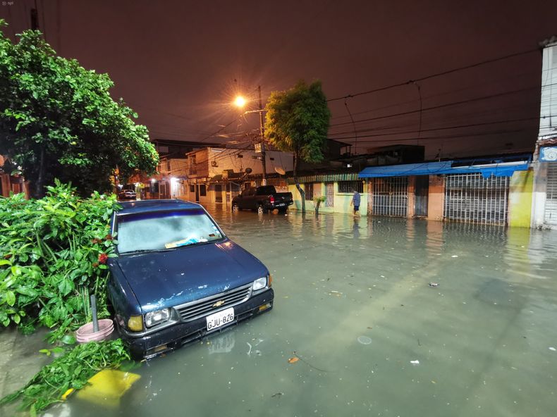 Calles de Sauces, en el norte de la ciudad, quedaron anegadas tras las lluvias en Guayaquil del 26 de octubre de 2026. Foto: API