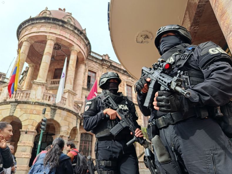 Agentes de policía parados frente al edificio de la Alcaldía de Cuenca, durante los allanamientos a esa dependencia, el 27 de octubre de 2026.
