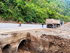 Prefectura de Pichincha: Trabajos de limpieza y remoción de escombros en el km 34 de la vía Alóag–Unión del Toachi.