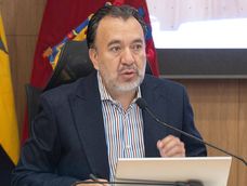 El alcalde de Quito, Pabel Muñoz, interviene en una sesión del Concejo de Quito, el 13 de octubre de 2026.