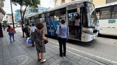 Usuarios del transporte público esperan para abordar un bus urbano en el centro de Guayaquil, el 20 de octubre de 2026.