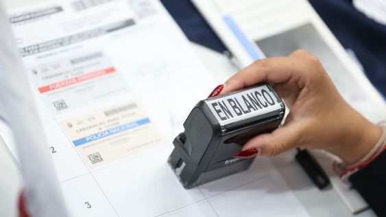 Marcar correctamente las papeletas es clave para que el voto sea válido; hacer señales que expresen más de una preferencia puede provocar su anulación. Marcar correctamente las papeletas es clave para que el voto sea válido; hacer señales que expresen más de una preferencia puede provocar su anulación.