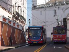 Dos unidades del Trolebús en el Centro Histórico de Quito.