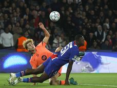 Willian Pacho recibe una patada en la cara de Fermín López en la Champions League.