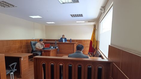 El juez Renán Andrade publicó esta fotografía en su cuenta de X el 19 de octubre, un día antes del allanamiento de su vivienda, con el mensaje: “Gracias al creador hay trabajo”.