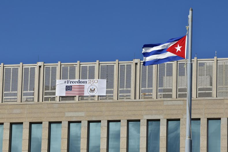 Fotografía que muestra un cartel con un mensaje en el que se lee la palabra libertad en la fachada de la embajada de Estados Unidos, el 28 de octubre en La Habana (Cuba).&nbsp;