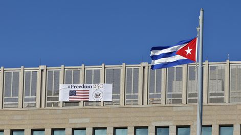 Fotografía que muestra un cartel con un mensaje en el que se lee la palabra libertad en la fachada de la embajada de Estados Unidos, el 28 de octubre en La Habana (Cuba).&nbsp;