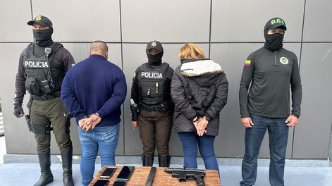 Los dos aprehendidos en La Mariscal, junto a los indicios recogidos por la Policía durante el operativo por presunto tráfico de armas.