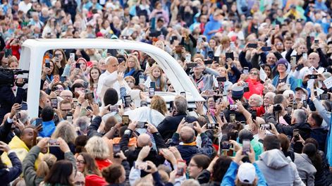 El papa León XIV saluda a los fieles durante su audiencia general semanal, en la Ciudad del Vaticano, el 21 de octubre de 2026.