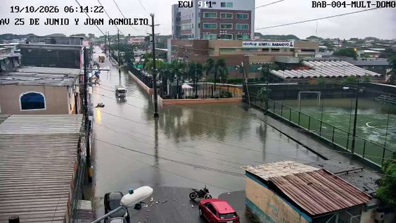 Varias calles quedaron inundadas en Babahoyo, provincia de Los Ríos, tras las fuertes lluvias durante la madrugada del lunes 19 de octubre.