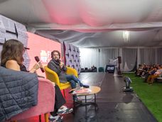 Andrés Neuman comparte con Lorena Ballesteros y su público en la Feria Internacional del Libro de Quito 2026. / Foto: Cortesía Feria Internacional del Libro de Quito