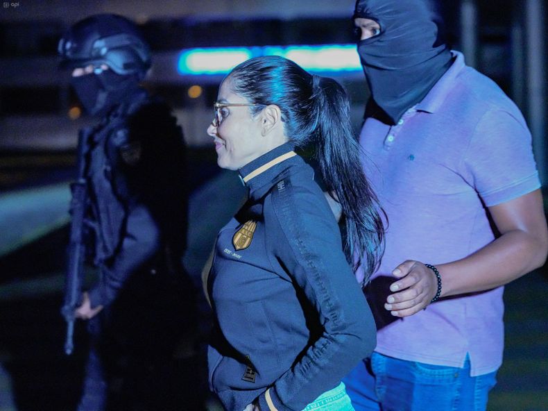 La excandidata presidencial por Revolución Ciudadana, Luisa González, durante su arribo al aeropuerto de Latacunga, tras recibir orden de prisión preventiva por el caso Laberinto, el 23 de octubre de 2026.