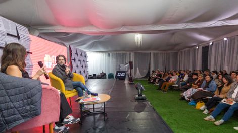 Andrés Neuman comparte con Lorena Ballesteros y su público en la Feria Internacional del Libro de Quito 2026. / Foto: Cortesía Feria Internacional del Libro de Quito