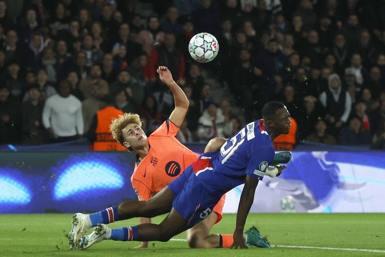 Willian Pacho recibe una patada en la cara de Fermín López en la Champions League.