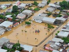 Inundaciones tras las lluvias en la parroquia Tenguel, el 19 de octubre de 2026, por la crecida del río del mismo nombre.