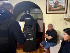 Operativo de la Fiscalía y la Policía por estafas a adultos mayores dejó cuatro detenidos en Quito y Alausí este 21 de octubre de 2026.