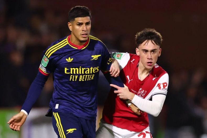 Piero Hincapié durante el partido entre Arsenal y Fleetwood.