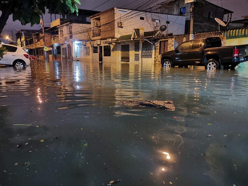 Inundaciones tras fuertes lluvias en Guayaquil.