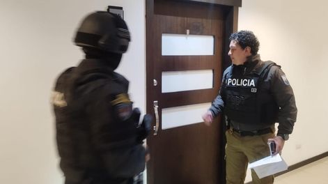 Allanamientos realizados en oficinas y domicilios de exfuncionarios de la Alcaldía de Cuenca, la madrugada del 26 de octubre de 2026.