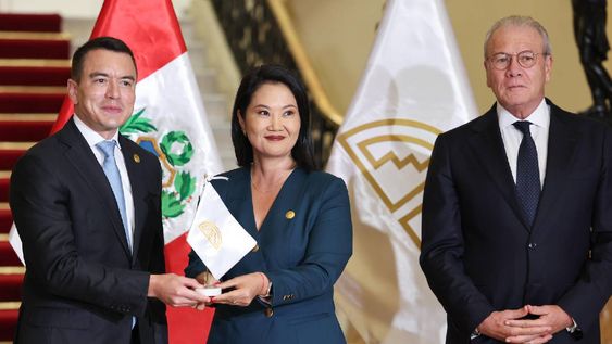 El presidente de Ecuador, Daniel Noboa. y su homóloga de Perú, Keiko Fujimori, posan junto al secretario general de la Comunidad Andina (CAN), Gonzalo Gutiérrez Reinel, durante el traspaso de la presidencia pro tempore de la CAN, el 20 de octubre de 2026 en Lima.