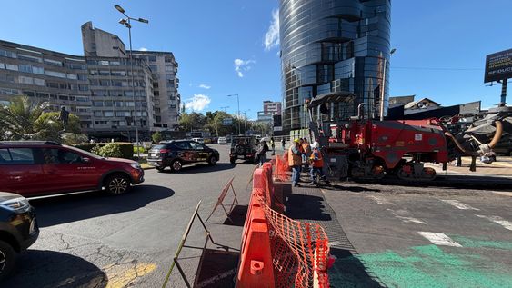 Municipio de Quito: Imagen de cierre vial por una obra de pavimentación en la avenida 12 de octubre, norte de la ciudad, 27 de julio de 2026.&nbsp;