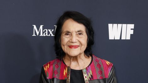 Falleció Dolores Huerta, activista latina y creadora del lema Sí, se puede, a los 96 años.