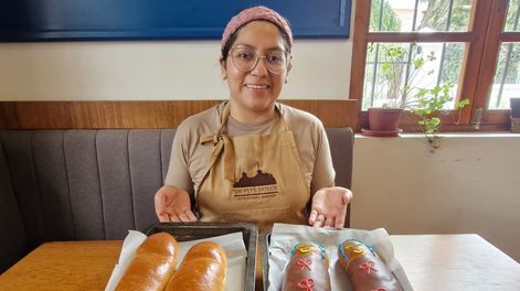 Sharon Cumbal presenta las guaguas de pan de Un Pite Dulce. La novedad de esta temporada lleva maracuyá y cobertura de chocolate.