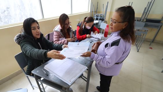 La presidenta de una JRV da indicaciones a una votante en las elecciones del 16 de noviembre de 2025. Las labores de los miembros de mesa serán similares en las elecciones 2026.