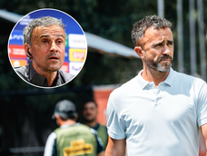 Carlos Santamarina (d) y Luis Enrique comparten un increíble parecido, solo que uno es DT del Atlético FC y el otro del PSG.