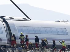 Bomberos de España inspeccionan los vagones del tren AVE que chocó el 28 de octubre con otro de Iryo en la línea Madrid-Andalucía.