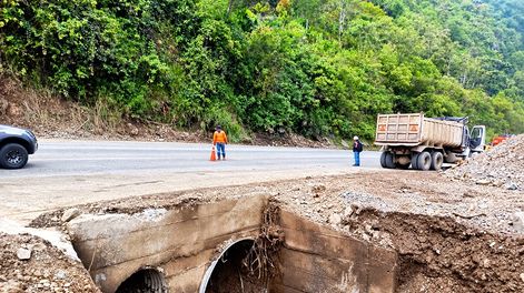 Prefectura de Pichincha: Trabajos de limpieza y remoción de escombros en el km 34 de la vía Alóag–Unión del Toachi.