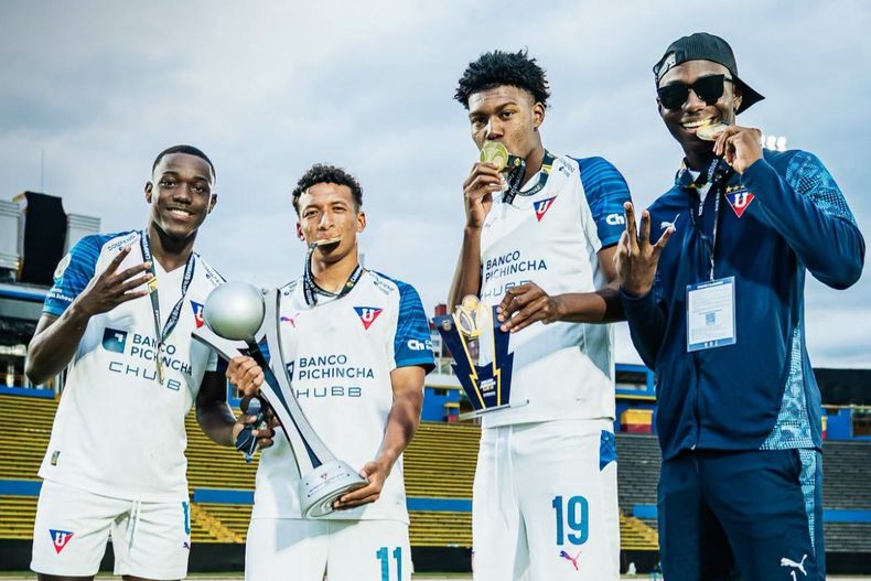 Ederson Castillo, Whasigton Olvera y Jhosue Minda con las medallas del campeón del título de formativas sub-19 en 2026.&nbsp;