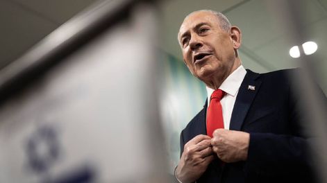 El primer ministro de Israel, Benjamín Netanyahu, habla con los medios tras votar en las elecciones legislativas israelíes en un colegio electoral de Jerusalén, el 27 de octubre de 2026.
