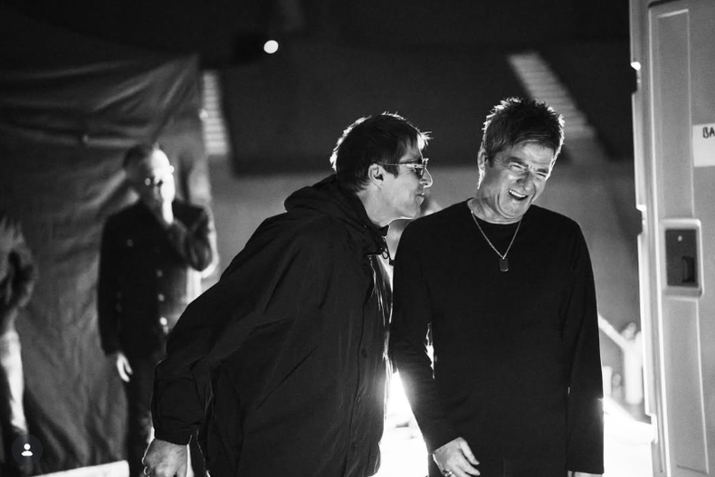 Liam Gallagher y Noel Gallagher en un fotograma del documental Oasis: Dont look back in anger. / Foto: Disney.