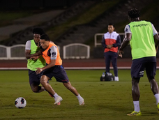 Ángelo Preciado y Anthony Valencia (centro), constantemente llamado a la Tricolor, mantienen un bajo nivel de regularidad en sus equipos.