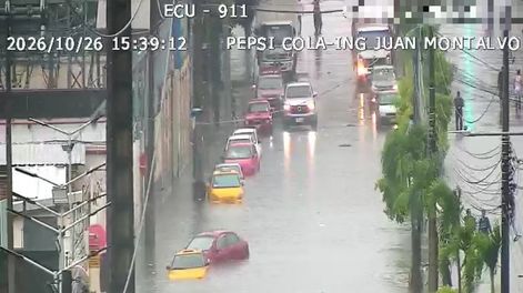 Las intensas lluvias provocaron inundaciones en la avenida Juan Montalvo, en Guayaquil, este lunes 26 de octubre de 2026.