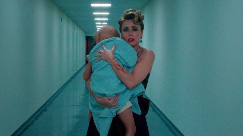 Linda Cardellini como Pamela Voorhees, con un Jason niño en sus brazos. / Foto: Peacock.