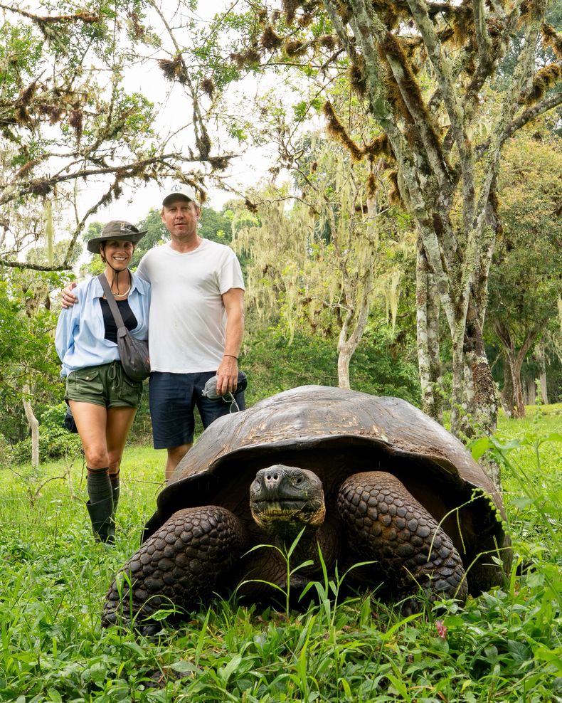 Kate Walsh observa de cerca la fauna de las islas Galápagos durante su recorrido por el archipiélago ecuatoriano.