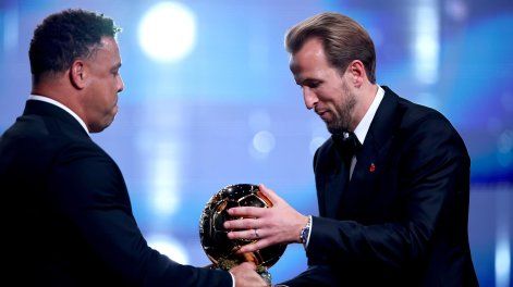 El brasileño Ronaldo entrega el Balón de Oro al delantero inglés Harry Kane.