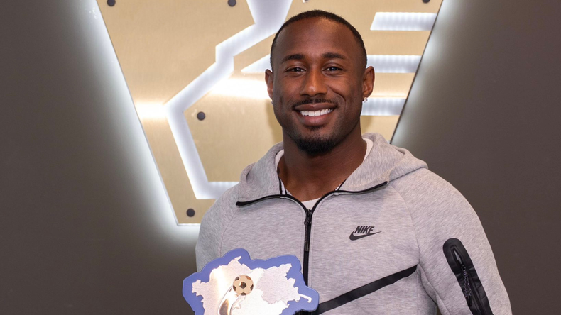 John Yeboah, jugador del Venezia FC, recibió un galardón por parte de la Asociación Italiana de Futbolistas.