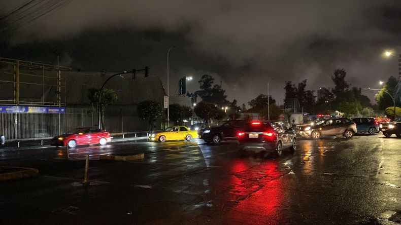 Debido a la caída de un árbol en el sector de Iñaquito, los habitantes no tienen energía eléctrica la noche del 21 de octubre de 2026. 