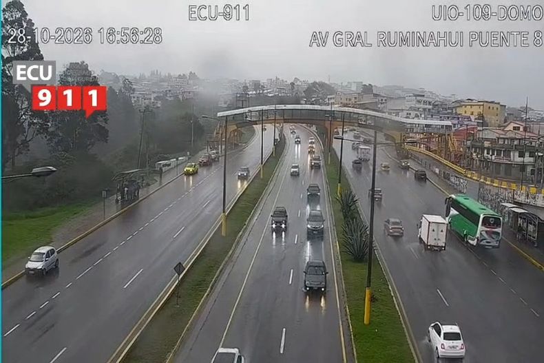 Lluvia y calzada mojada en la autopista General Rumiñahui, a la altura del puente 8, la tarde del 28 de octubre de 2026.